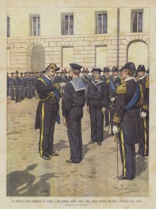 A entrega de uma medalha para dois marinheiros da China no quartel do homem real em La Spezia