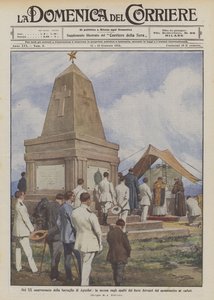 No vigésimo aniversário da Batalha de Agordat, a massa nos terraços do forte antes do monumento ao caído