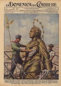 Na torre mais alta do Duomo de Milão, um andaime foi erguido ao redor da Madonnina