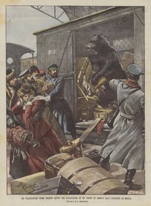 Um viajante como nenhum outro no tronco de um trem de chegada na estação de Moscou