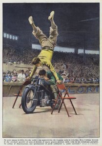Um arco humano posicionado entre duas cadeiras e uma motocicleta que passa por baixo em velocidade