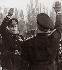 Benito Mussolini homenageia um funcionário fascista com uma saudação (foto a p/b)