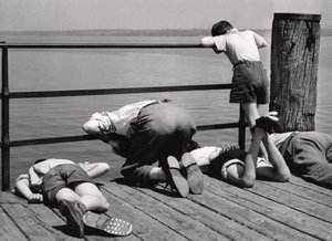 Ocupado com a pesca, Itália, c.1950-60 (impressão de prata de gelatina)