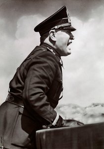 Mussolini fazendo um discurso (foto a p/b)