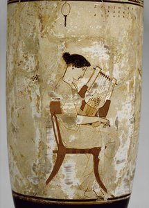 Lekythos branco-chão ático decorado com uma mulher que joga um cithara (terracota vidrada) de Achilles Painter