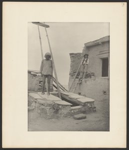 Homem idoso à entrada da Kiva, Walpi de Adam Clark “A. C.” Vroman