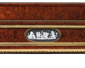 Late Louis XVI ormolu e camafeu montado em madeira de teixo e mesa de mogno travailleuse (ormolu, teixo e mogno) de Adam Weisweiler