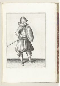 O exercício com escudo e lança: o soldado coloca a lança em posição de arrastar em duas vezes, segundo movimento (n.º 14), 1618
De Nassausche Wapen-Handelinge, van Schilt, Spies, Rappier ende Targe : beyde figuerlick afgebebeelt, ende gestelt na de nieuwe de Adam van Breen