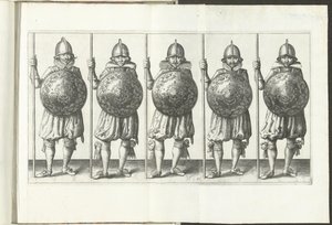 O exercício com escudo e lança: cinco soldados de pé lado a lado em linha com a lança na mão direita descansando no chão e o escudo em frente ao peito (n.º 31), 1618
De Nassausche Wapen-Handelinge, van Schilt, Spies, Rappier ende Targe : beyde f