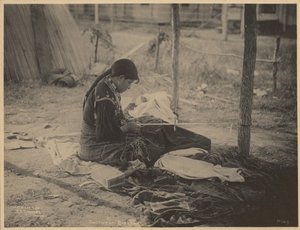 [Mulher da nação Meskwaki a trabalhar com missangas]
 de Adolph F. Muhr