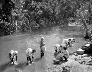 Mulheres, lavando roupa, em, a, rio, port antonio, jamaica, c1905