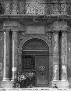 Grupo de estudantes saindo do Hotel de Ville, c.1890-99 de Adolphe Giraudon
