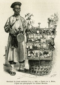 O comerciante de brinquedos bateu num gongo de cobre para chamar a atenção para as suas bonecas, carros, borboletas de seda e apitos, caminhando pela Porta das Flores Orientais do Palácio Imperial, em Pequim. Gravura depois do desenho de A. Marie, para ilu