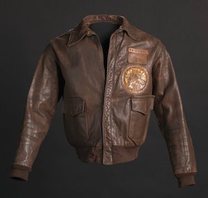 Jaqueta de voo Tuskegee Airman usada pelo tenente-coronel Woodrow W. Crockett, 1942. de Aero Leather Clothing Co.
