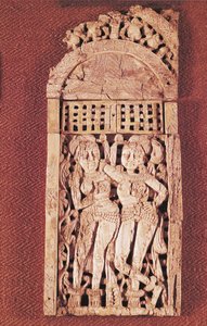 Placa indiana esculpida representando duas figuras femininas sob um torana, de Begram, Afeganistão, primeiro e segundo século (marfim)