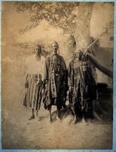 Três homens senegaleses em trajes tradicionais (foto a p/b)