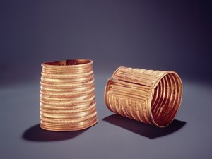 Par de braçadeiras, de Derrinboy, Condado de Offaly, Idade do Bronze Médio de Age Bronze