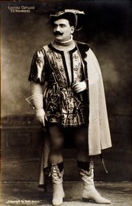 O cantor Enrico Caruso na ópera Il trovatore de Giuseppe Verdi (foto a p/b) de Aime Dupont
