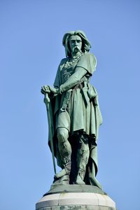 Estátua colossal de Vercingetorix (72-46 a.C.), líder galego - Escultura de Millet Aime (1819-1891) 6,60 m de altura erige em 1865 na parte oeste do Mont Auxois (base 7 m de altura por Viollet Le Duc) Alise Sainte Reine 1865 de Aime Millet