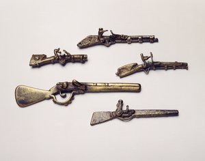 Pesos de ouro moldados em forma de armas (latão)