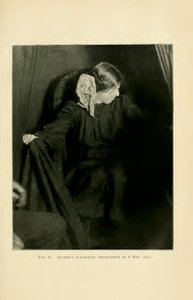 Eva Carrière produzindo ectoplasma, Paris, 8 de maio de 1912, a partir de 