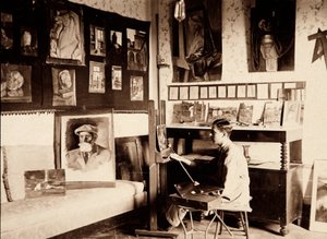 O artista Guglielmo Ghini em seu estúdio, Ponte a Vingone, Scandicci, Florença, 09/1920 (foto a p/b) de Alberto Fierli