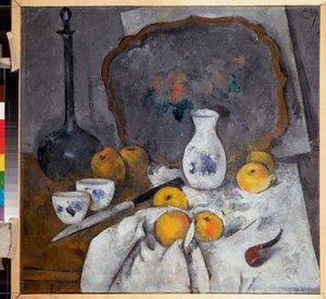 Natureza morta com um decantador e um cachimbo (Composição com também maçãs sobre toalha de chá, faca e tabuleiro) - Natureza morta com um decantador e um cachimbo - Obra de Alexander Vasilyevich Shevchenko (1883-1948), óleo sobre cartão