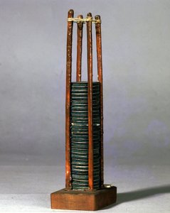 A pilha de Alessandro (Alexander) Volta. Museu de Ciência e Tecnologia, Milão. de Alessandro Volta