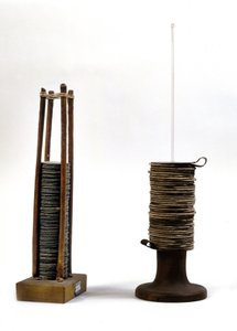 As pilhas de Alessandro (Alexander) Volta. Museu de Ciência e Tecnologia, Milão. de Alessandro Volta