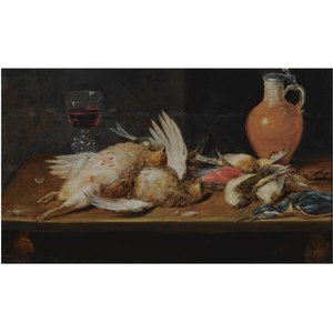 Natureza-morta com um pintarroxo, um guarda-rios, perdizes e pássaros canoros, todos sobre uma mesa de madeira, juntamente com um copo e um jarro de barro