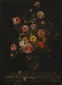 Natureza-morta com rosas vermelhas, brancas e cor-de-rosa num vaso de vidro sobre um parapeito de pedra com borboletas, um gafanhoto e um escaravelho