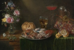 Natureza-morta com um vaso com flores, um prato de estanho com caranguejos e camarões, copos de vinho, um jarro, uvas e um limão