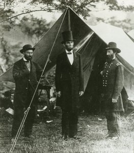 Abraham Lincoln com Allan Pinkerton e o Major General John A. McClernand, 1862