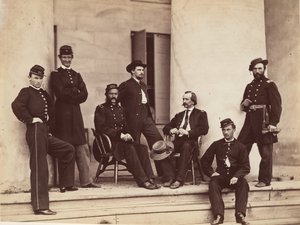 Brigadeiro-General Gustavus A. DeRussy e Staff em Steps of Arlington House, Arlington..., maio de 1864. de Alexander Gardner