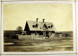 Casa do Coronel Bullock, comerciante indiano, Fort Laramie, 1868 (impressão de albume) de Alexander Gardner