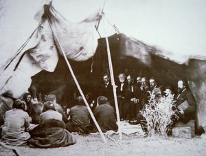 General William T. Sherman (1820-91) preside ao Tratado de Fort Laramie com o Chefe Red Cloud, abril de 1868 (foto a p/b) de Alexander Gardner