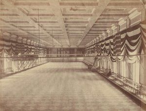 [Vista interior do salão de baile para o segundo baile inaugural de Lincoln], março de 1865. de Alexander Gardner