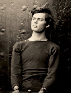 Lewis Powell em ferros de pulso a bordo do USS Saugus, 1865 de Alexander Gardner