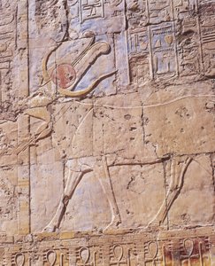 Alívio pintado da deusa Hathor em forma de vaca de Nicolas Toussaint Charlet