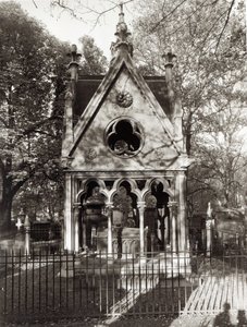 O túmulo de Abelardo e Heloísa, construído em 1817 de Alexandre Marie Lenoir