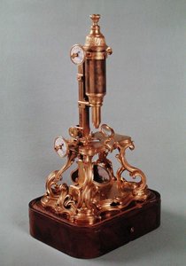 Microscópio pertencente a Louis Auguste d&39;Albert d&39;Ailly (1678-1744) Duque de Chaulnes, c.1751 (bronze dourado e madeira) de Alexis Magny