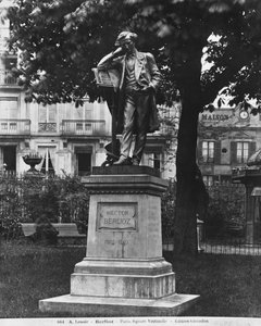 Monumento a Hector Berlioz, Praça Vintimille, 1884 (pedra e bronze)