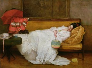 Menina com um vestido branco descansando num sofá