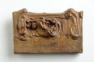 Maquete para um painel com uma figura sentada (gesso pintado) de Alfred Gilbert