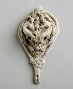 Maquete para um pingente com duas figuras penduradas sobre a figura de uma criança (gesso) de Alfred Gilbert