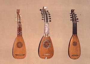 (LtoR) Uma pandurina de 1734 e dois mandolins milaneses de 1775 e 1739, de "Instrumentos Musicais" (litho colorido) de Alfred James Hipkins