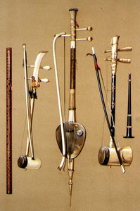 Um khlui, três so sam sai com arcos e um pi, instrumentos tailandeses de "Instrumentos Musicais" (litho colorido) de Alfred James Hipkins