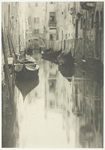 Um canal veneziano, 1894, impresso em 1897. de Alfred Stieglitz