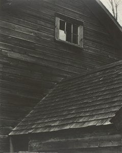 Barn-Lake George, 1922. de Alfred Stieglitz