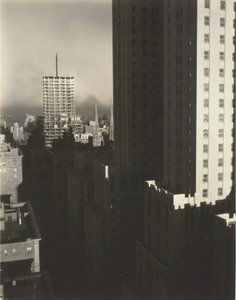 De minha janela no Shelton, West, 1931. de Alfred Stieglitz